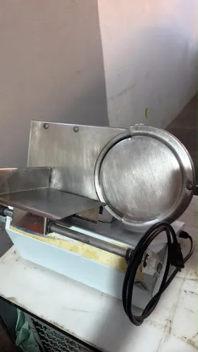 Vendo fatiador de frios semi novo