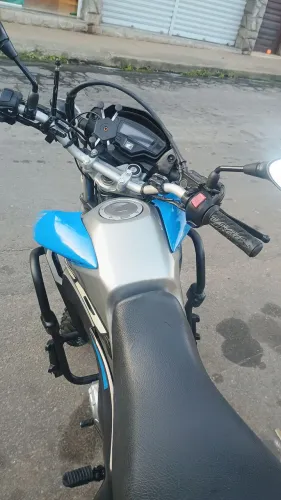 Vendo Bros muito conservada, econômica e em dia , sem nada pra fazer !
