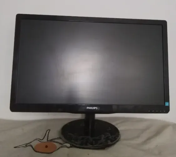 Monitor 24 polegadas Phillips - Com pequeno defeito (Desliga sozinho)