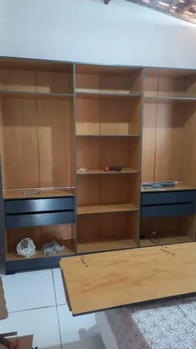 Vende-se guarda roupa de casal, 6 portas e 4 gavetas, está em perfeito estado
