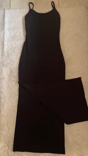 Vestido de alça com abertura lateral