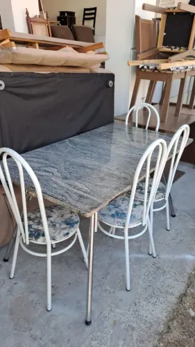 Mesa com 4 cadeiras - Aceito Oferta