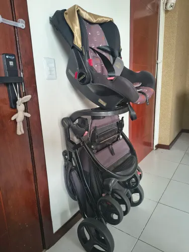 Carrinho de bebê com bebê conforto 