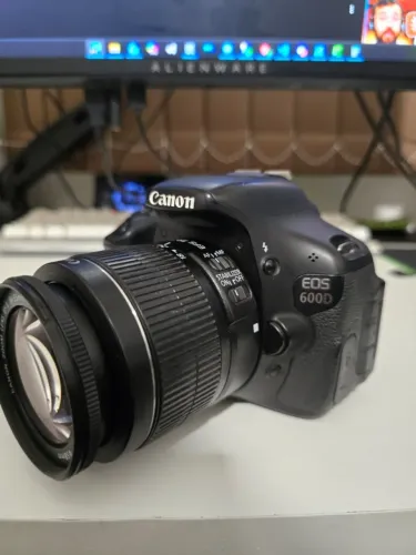 Canon EOS 600D (T3i) + Lente 18-55mm - Perfeita para Iniciantes