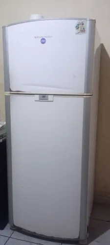 Vendo uma geladeira funcionando tudo perfeitamente