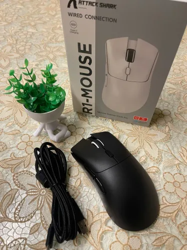 Mouse Gamer Attack Shark R1 USB com Fio 12.800 DPI Ajustável Alta Precisão 1.000Hz Preto