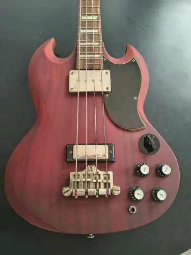 Baixo Epiphone com ótimo timbre.