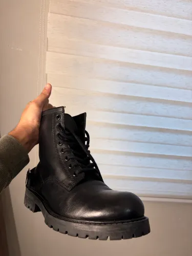 Bota preta de couro Zara