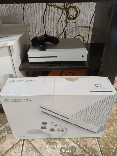 Xbox One S 500GB + Controle Xbox One X + Carregador de Pilhas Inteligente com 3 Pares