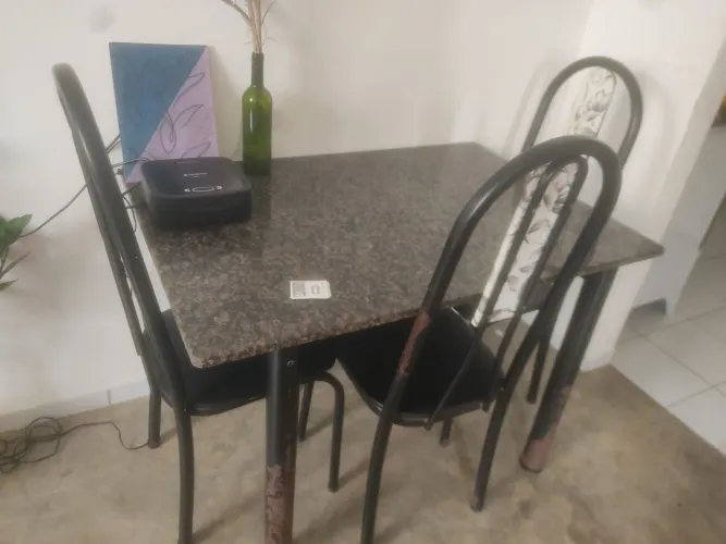 Mesa com 4 cadeiras usada conjunto completo no precinho de verdade 