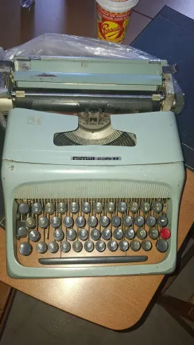 Máquina Olivetti Studio 44 