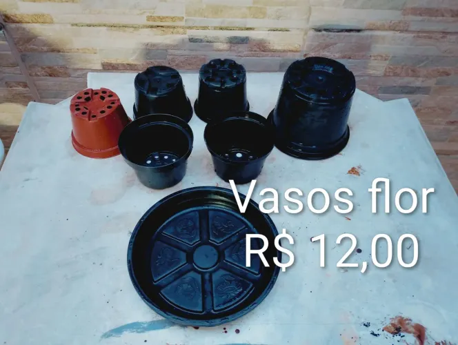 Vasos e pratos para flores