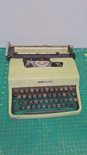 Máquina de escrever Olivetti 32*leia *