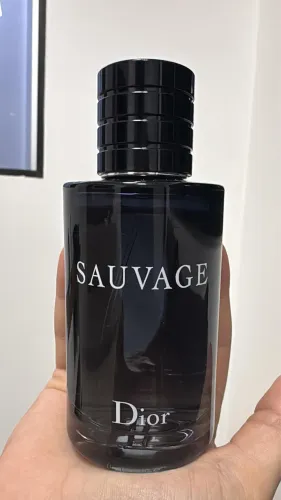 Dior Sauvage EDT na caixa