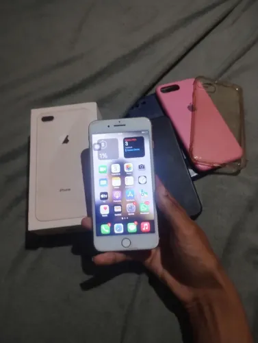 Celular iPhone com caixa semi novo modelo iPhone 8 plus 64 GB e acompanhado de 4 capinhas