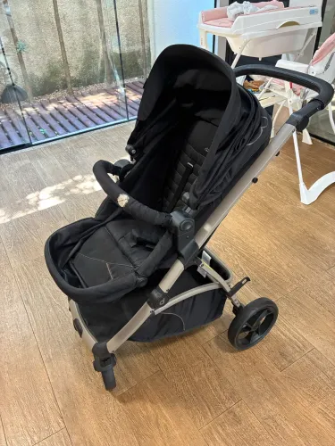 Carrinho de Bebê com Bebê conforto Dzieco