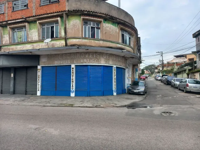 Alugo Lojão de esquina em frente ao ponto de ônibus
