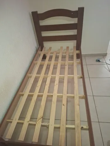 Cama de madeira 