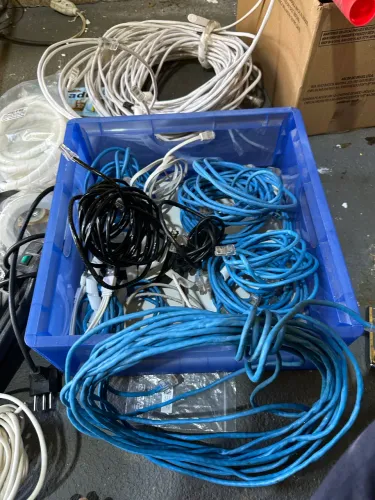 Sucata: cabos, fios , peças computador, 2 mouses e periféricos 