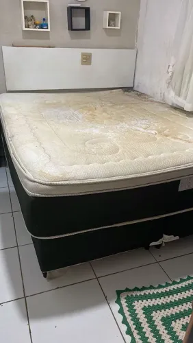 Vendo um sofá-cama e cama king size (usados)