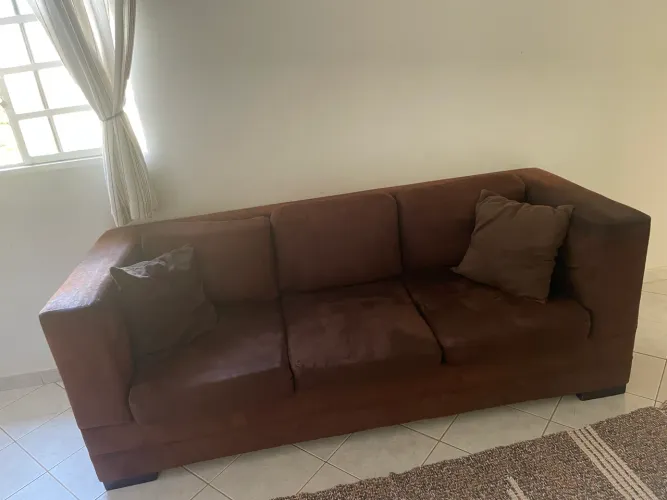 Sofa marrom com 3 assentos