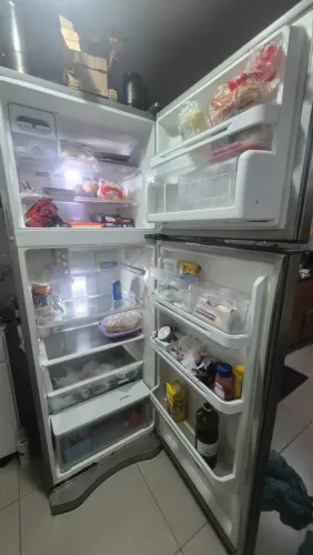 Geladeira DF52x inox 459 litros em uso normal