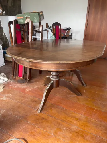 Conjunto de mesa e cadeiras de madeira pura