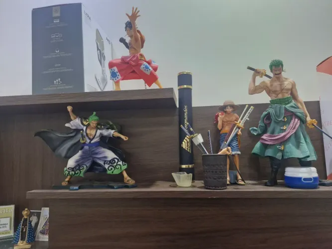 100,00 cada  Luffy Zoro Action Figure (preço *Unidade)