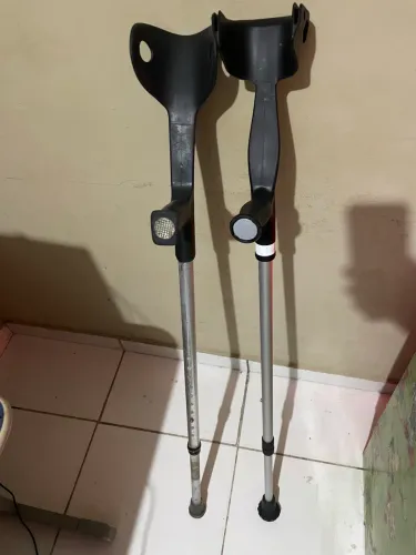 par de muletas um lado mercu