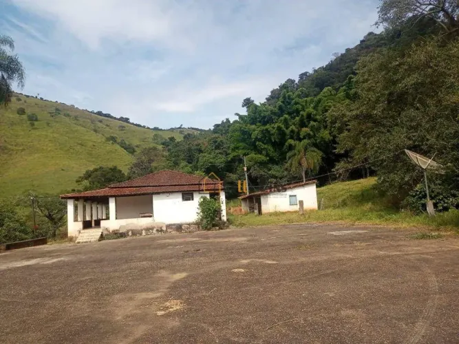 Linda fazenda, 64 alqueires, localizada em Monte Sião, - MG . Com 04 dormitórios, varias n