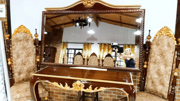 Lindo conjunto de espelho aparador com duas cadeiras de ponta com detalhes ouro velho