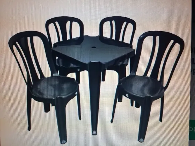Mesa plástica com 4 cadeiras