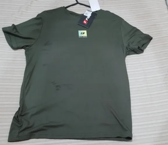 camiseta masculina da marca Fila, modelo Match, na cor verde oliva.