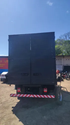 Caminhão baú a venda