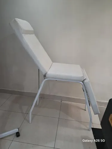 Maca de estética branca usada. Sem ferrugem e sem rasgo no estofado 