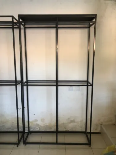 Arara de Roupa em Metal com Rodízios - Suporta até 100 Cabides