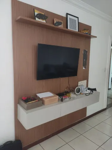Rack moderno em madeira com painel e suporte para TV.