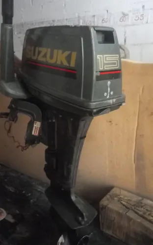 Motor de Popa Suzuki 15 HP - Ótimo Estado e Pronto para Uso