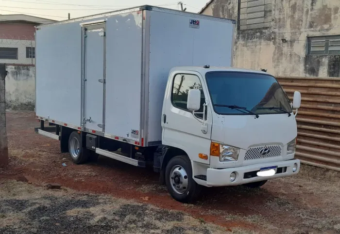 Caminhão 3/4 Hyundai HD78 baú 