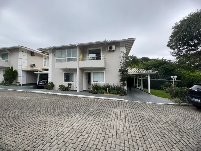 Excelente casa em Condominio Fechado