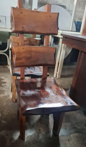 Cadeira de madeira rústica