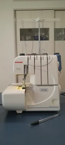 Maquina Overlock Janome 7933D