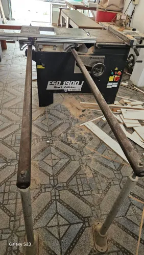 Máquina esquadrejadeira maksiwa 1.900i com o coletor de pó.