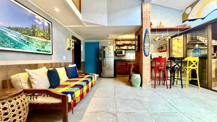 Charmosa Casa à Venda em condomínio na praia da Barra do Sahy