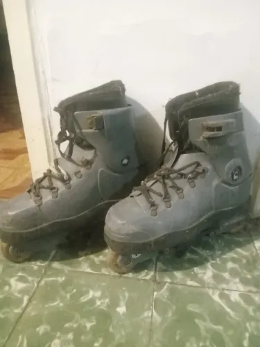 PATINS / ROLLER. De qualidade (precisa de manutenção)