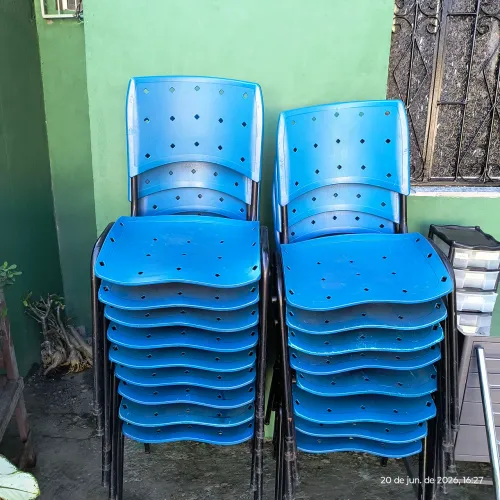 Ótimas cadeiras ferro e PVC seminovas