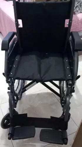 Cadeira de rodas nova com pneus anti furos. Paguei 810, aceito 600,00
