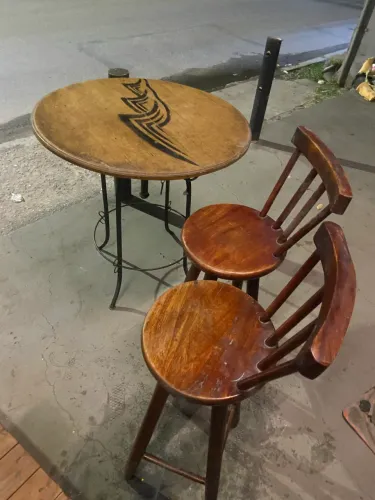 Mesa de varanda bistrô giratória + 2 bancos de madeira