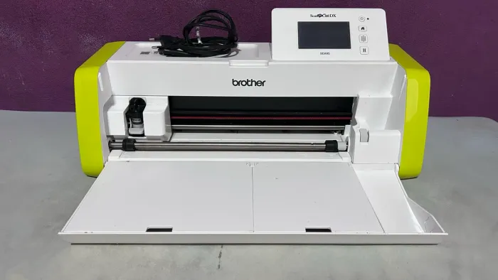 Máquina de recorte e escaneamento Brother ScanNCut DX, modelo SDX85