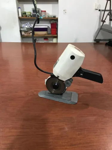 Vendo máquina para cortar tecido.